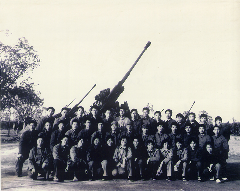 1975-7319上海高橋高炮部隊學軍合影留念.jpg